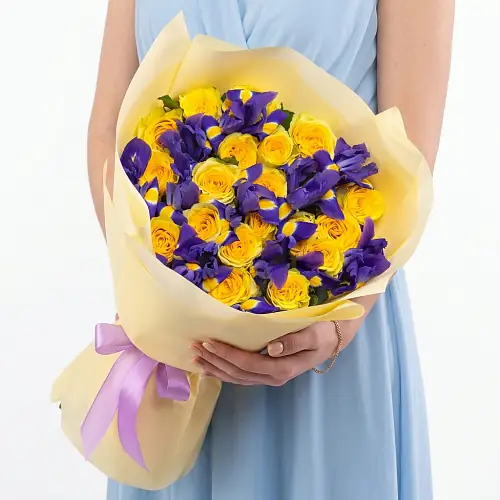 Букет с желтыми розами и ирисами