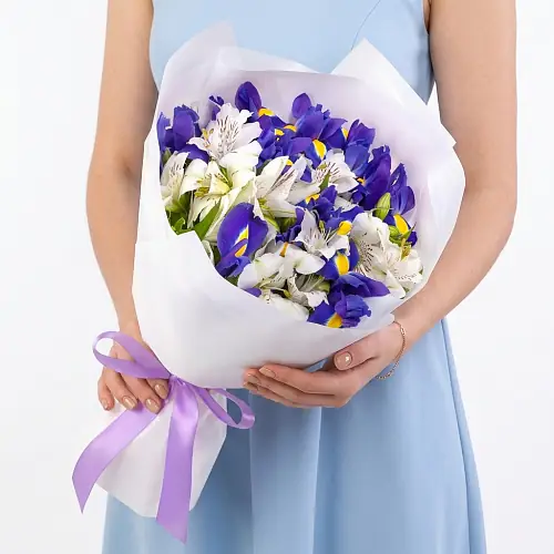 Букет из ирисов и белой альстромерии