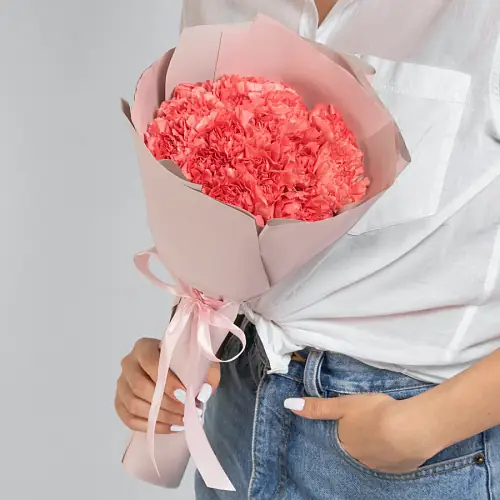 15 Ярко-Розовых Гвоздик в упаковке 