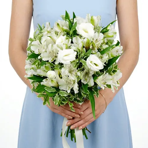 Букет невесты из альстромерий и эустомы