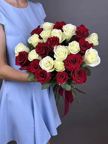 Букет из 25 Красно-Белых роз микс
