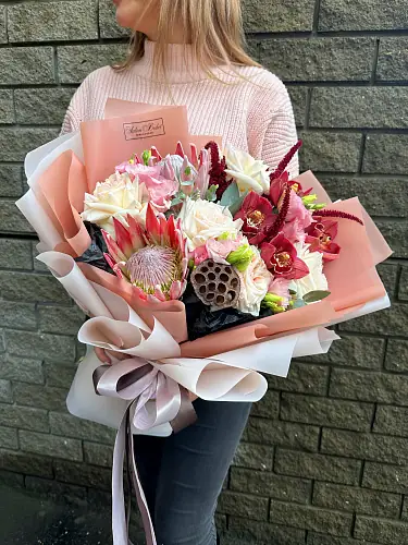 Букет из протей и роз 