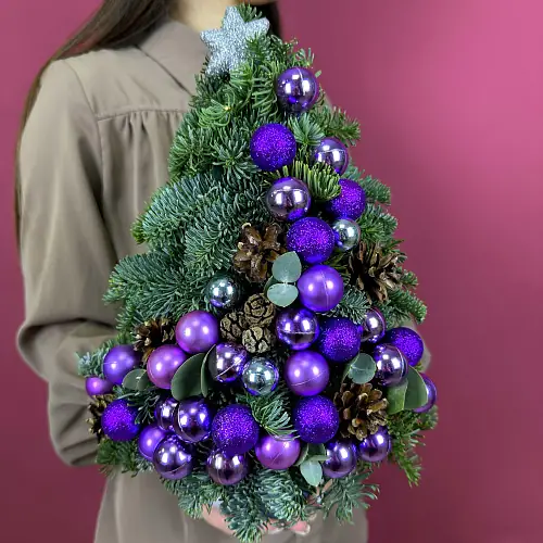 Цветы живые, Новогодняя композиция из с нобилисом "Елка с фиолетовыми шарами"