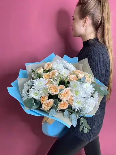 Букет с кустовой розой и хризантемой