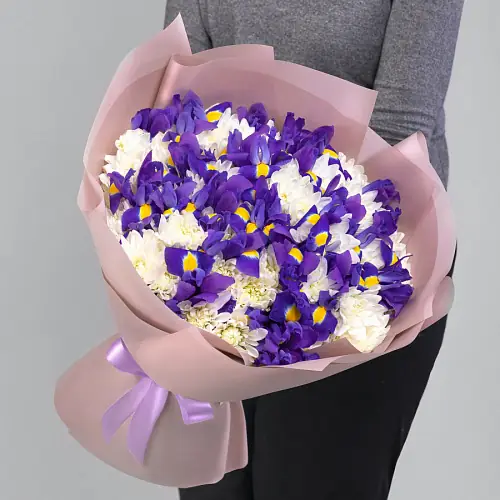 Букет из ирисов и хризантем в упаковке