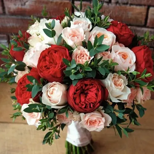 Букет невесты из кустовых и пионовидных роз