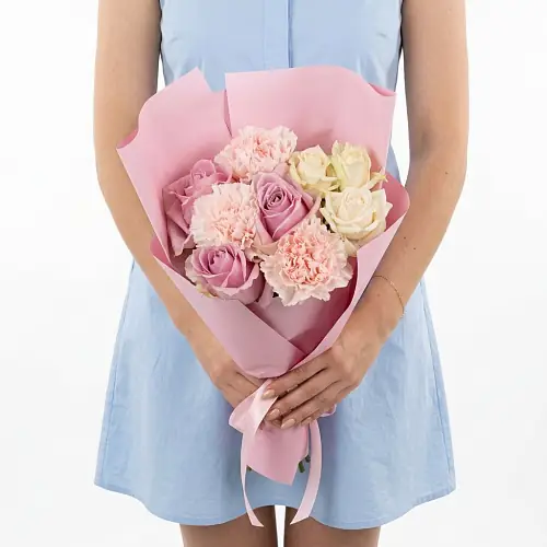 Букет с гвоздиками и розами