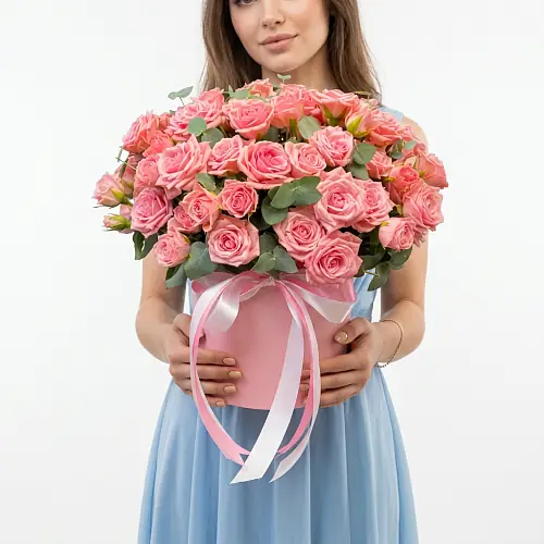Нежные кустовые розы в коробке
