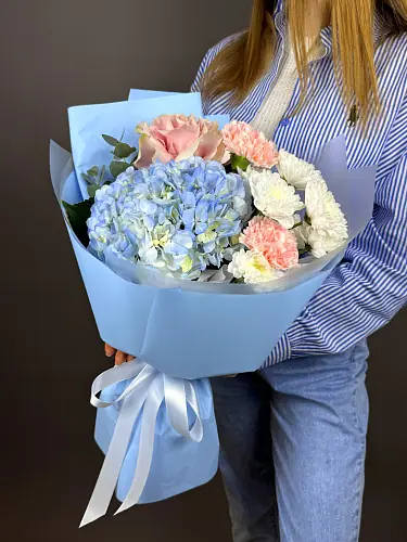 Нежный букет с голубой гортензией 