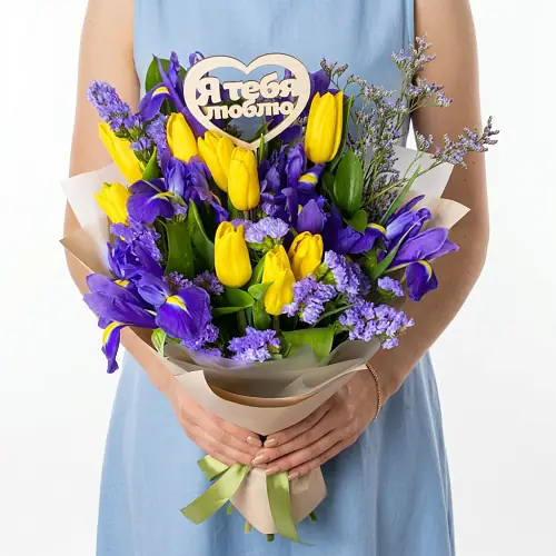 Букет из желтых тюльпанов и ирисов