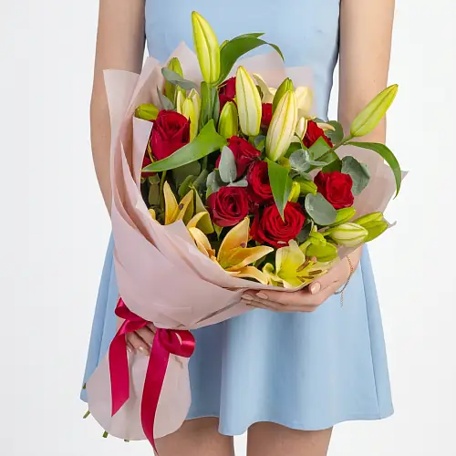 Букет из роз и лилий