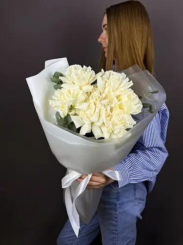 Нежный букет живых цветов из 7 Белых роз с эвкалиптом в дизайнерской упаковке