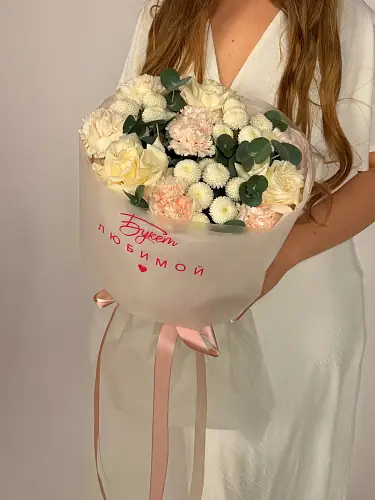 Воздушный букет с диантусами и розами 