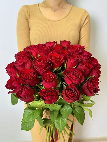 Букет живых цветов из 35 Красных роз оформленный в дизайнерскую упаковку