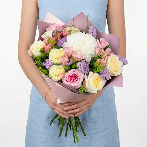 Букет "Нежный поцелуй" с розами и хризантемой