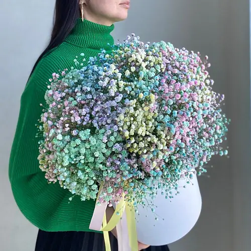 Композиция из 35 радужных гипсофил 