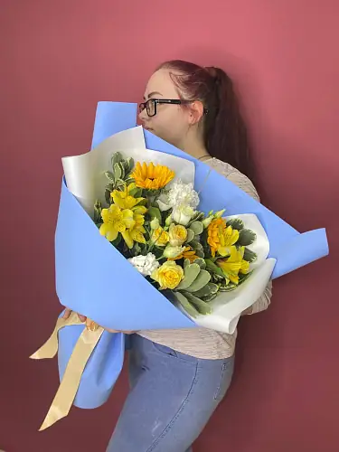 Букет с подсолнухами и эустомой 