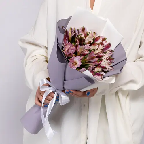 9 Сиреневых Альстромерий в упаковке 