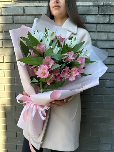 Букет живых цветов из белой и розовой альстромерии в дизайнерской упаковке