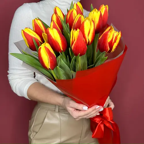 Букет живых цветов из 15 Ярких тюльпанов в дизайнерской упаковке