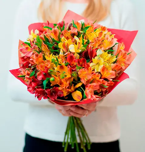Букет микс из 17 альстромерий