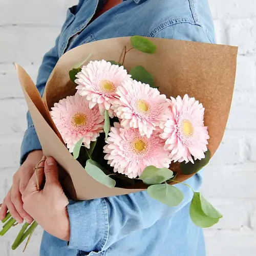 5 Розовых Гербер в крафте 