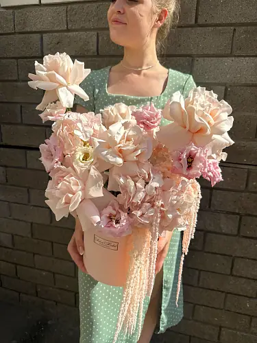 Нежная коробка с розами и эустомой 