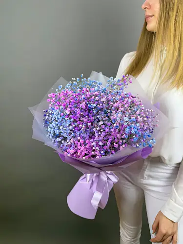 Букет живых цветов из радужной гипсофилы микс в дизайнерской упаковке