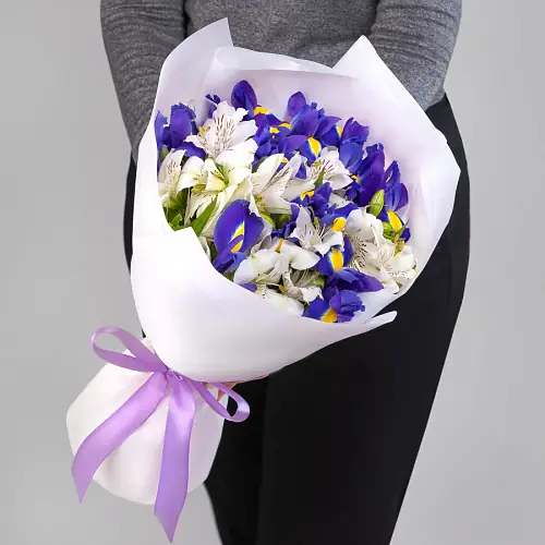 Букет из ирисов и белой альстромерии 