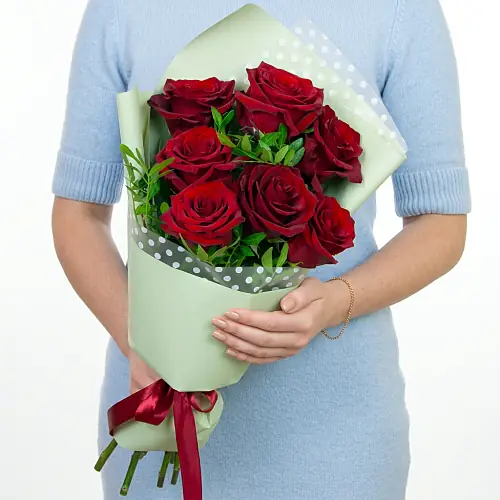 7 Элитных Бордовых роз (Эквадор) в зеленой упаковке