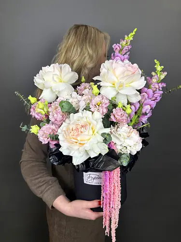 Авторская композиция с розами и эустомой