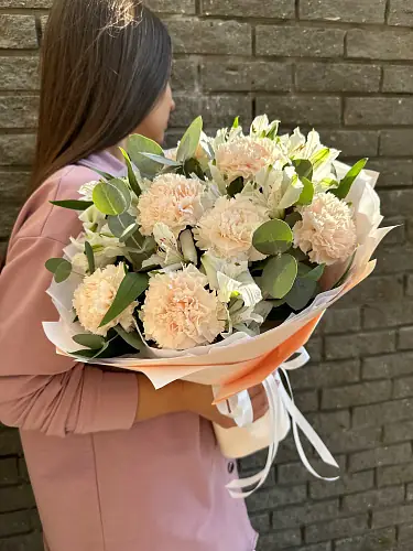 Альстромерия и диантус в дизайнерской упаковке 