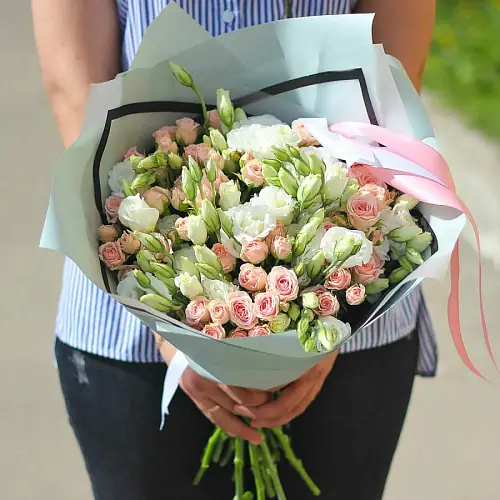 Букет с кустовой розой и эустомой 