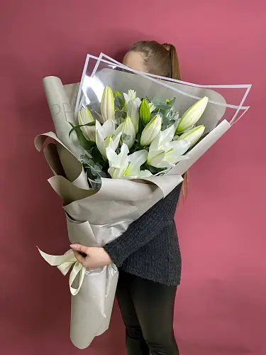 Авторский букет с лилией в упаковке 
