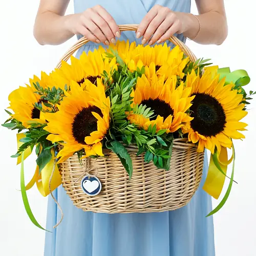 Корзина с подсолнухами