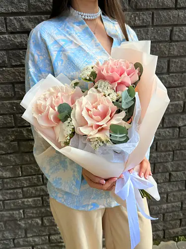 Букет из роз и статицы в стильной упаковке