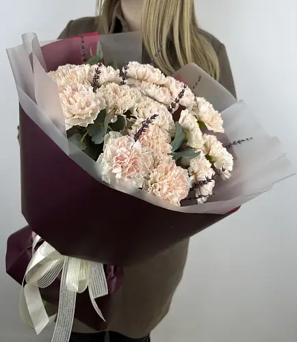 Букет живых цветов из диантусов и лаванды в дизайнерской упаковке