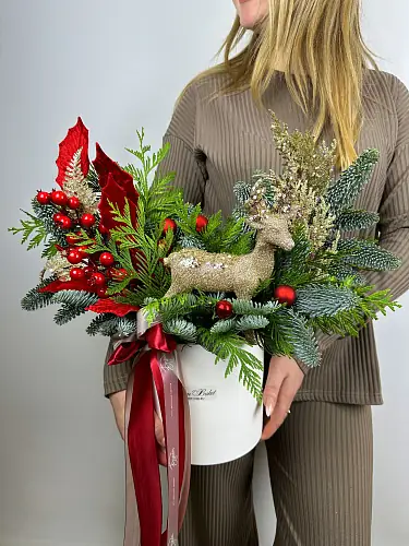 Цветы живые, Новогодняя композиция с нобилисом и туей в шляпной коробке