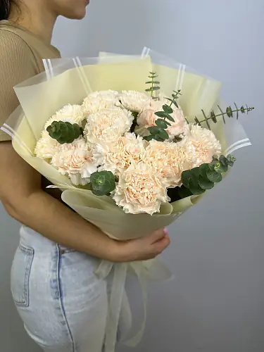 Букет гвоздик с эвкалиптом в дизайнерской упаковке 