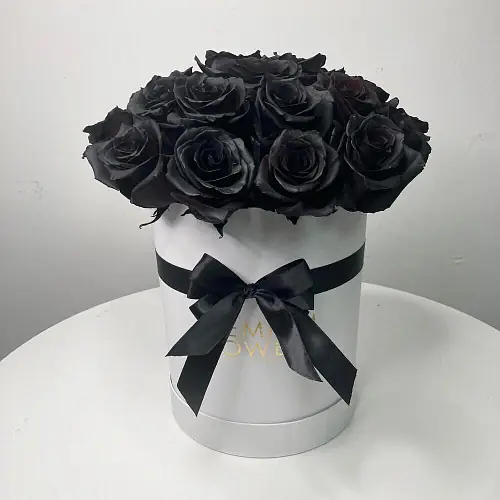 Черные розы в шляпной коробке