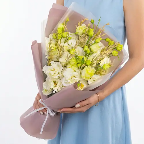 Букет из лизиантусов и пшеницы