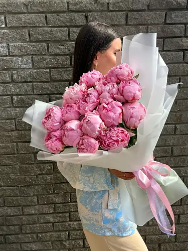 15 Пионов в стильной упаковке 