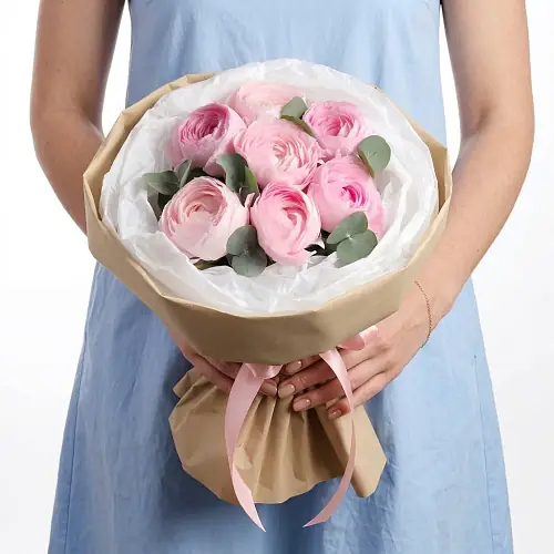 7 Розовых ранункулюсов с эвкалиптом