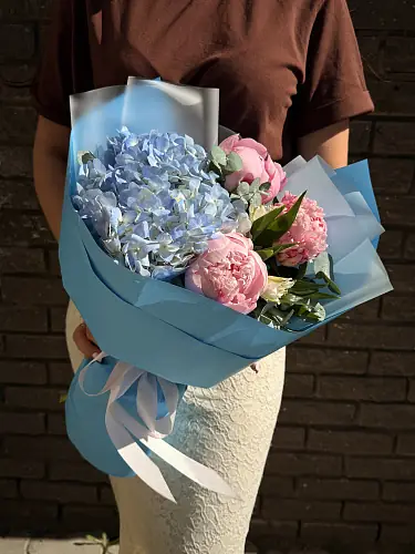 Букет с гортензией и ароматными пионами