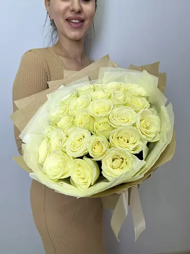 25 Белых роз в крафте