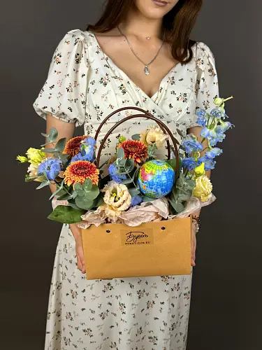 Композиция с герберой мини и глобусом