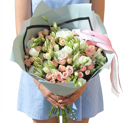 Букет с кустовой розой и эустомой