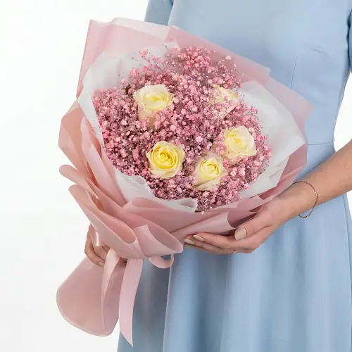 Букет с гипсофилой и розой