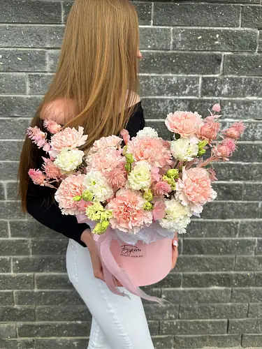 Нежно розовая композиция с эустомой и гвоздикой