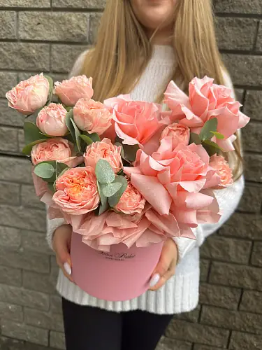 Шляпная коробка с розовыми розами 